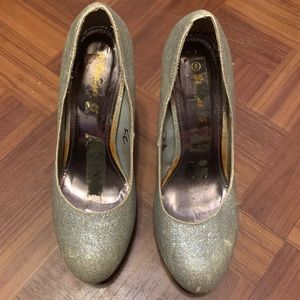 Silver glitter platform round-toed pumps size 8